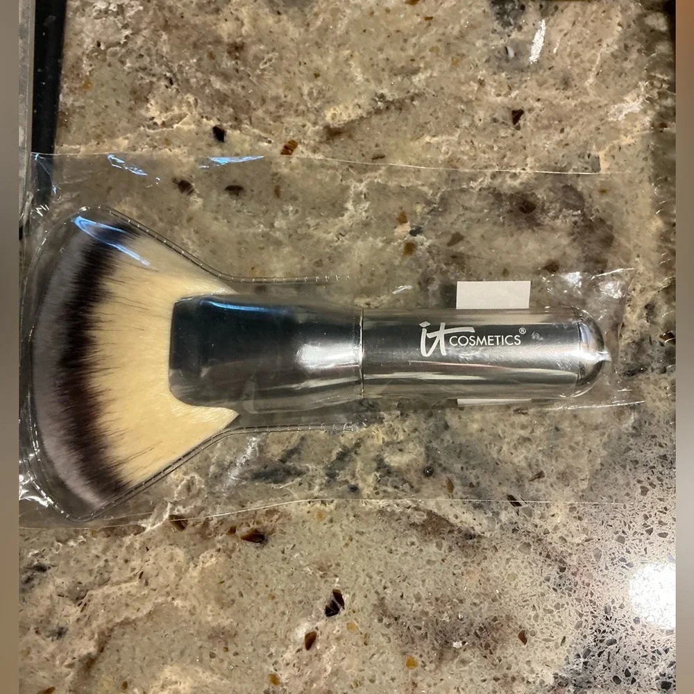 NWT It Cosmetics Heavenly Luxe Mega Fan Brush, #9 - Picture 3 of 5
